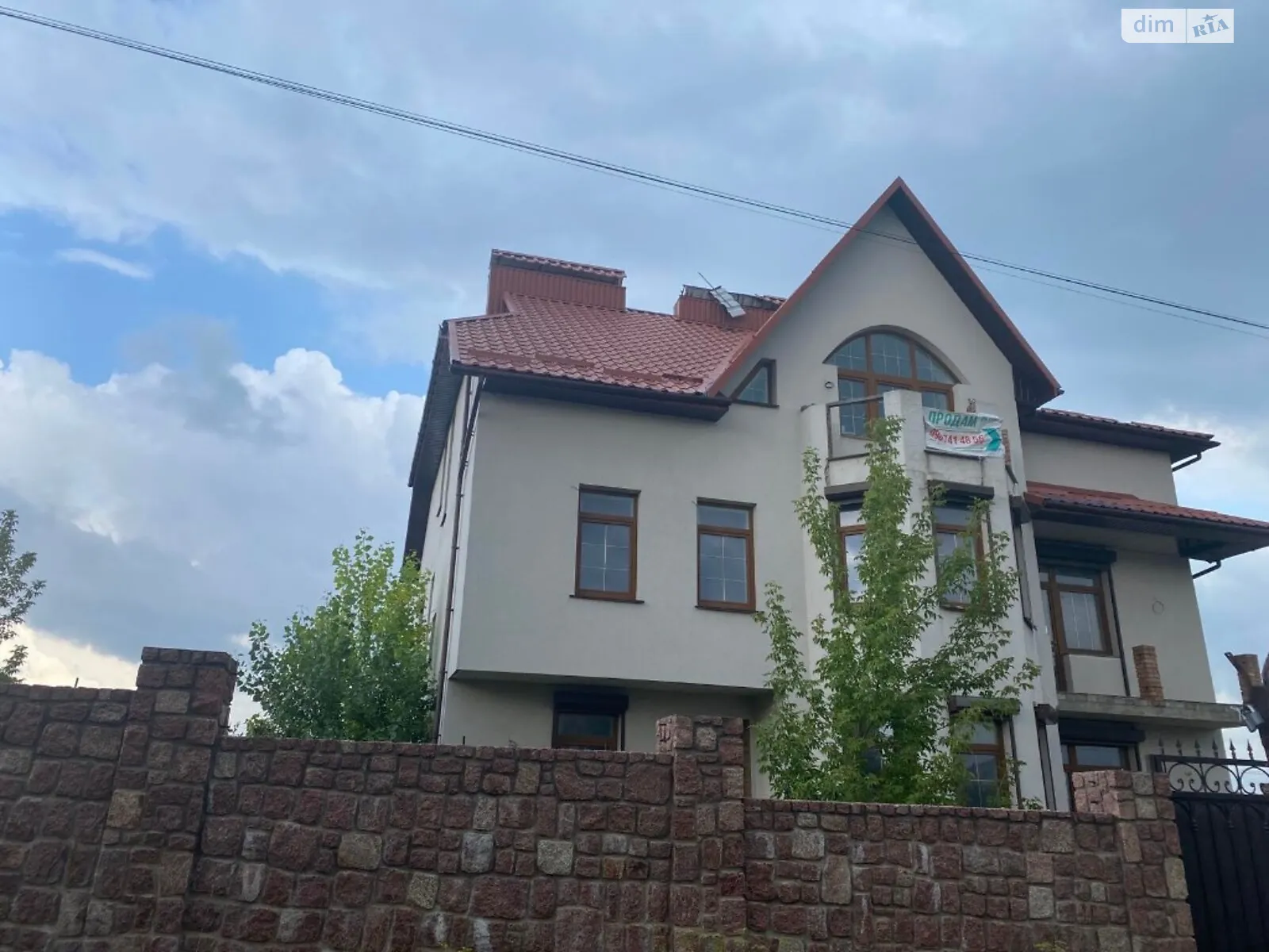 Продается дом на 3 этажа 650 кв. м с камином, цена: 175000 $