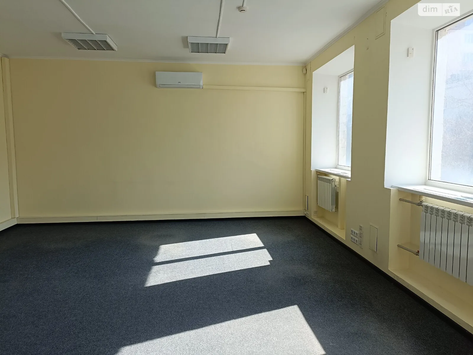Сдается в аренду офис 230 кв. м в бизнес-центре, цена: 1900 $ - фото 1