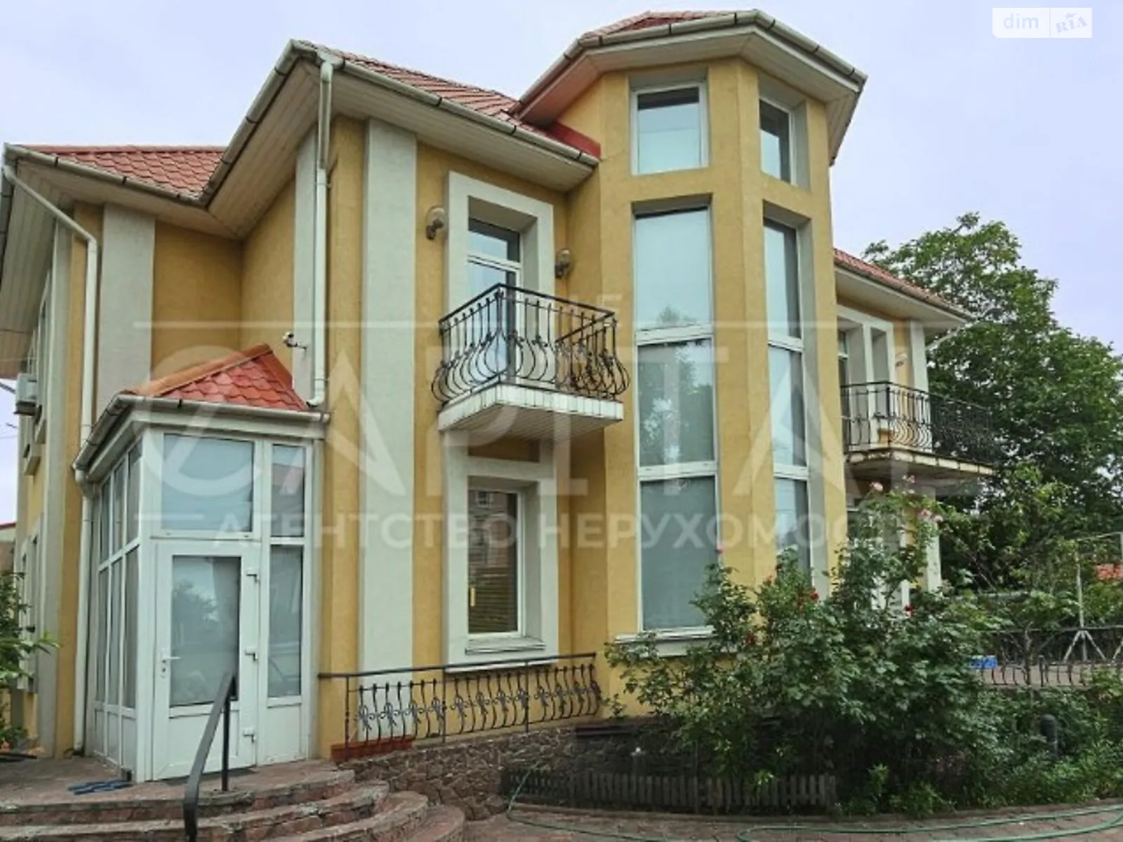 Продается дом на 3 этажа 450 кв. м с участком, цена: 850000 $