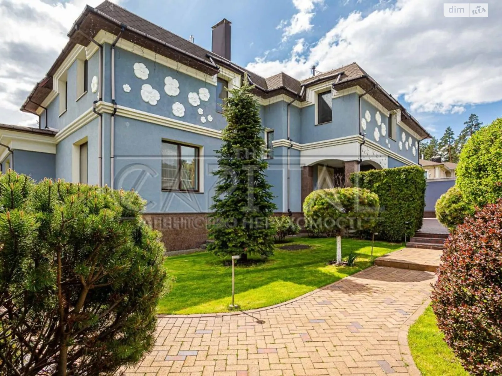 Продается дом на 3 этажа 627 кв. м с гаражом, цена: 1300000 $ - фото 1