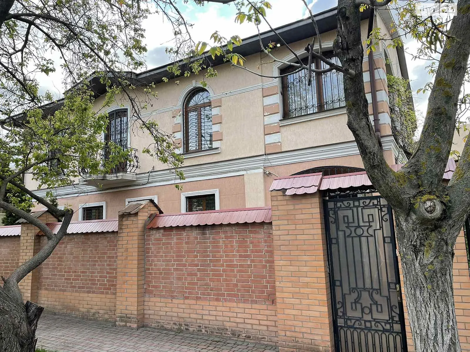 Продается дом на 2 этажа 192 кв. м с гаражом, цена: 250000 $ - фото 1