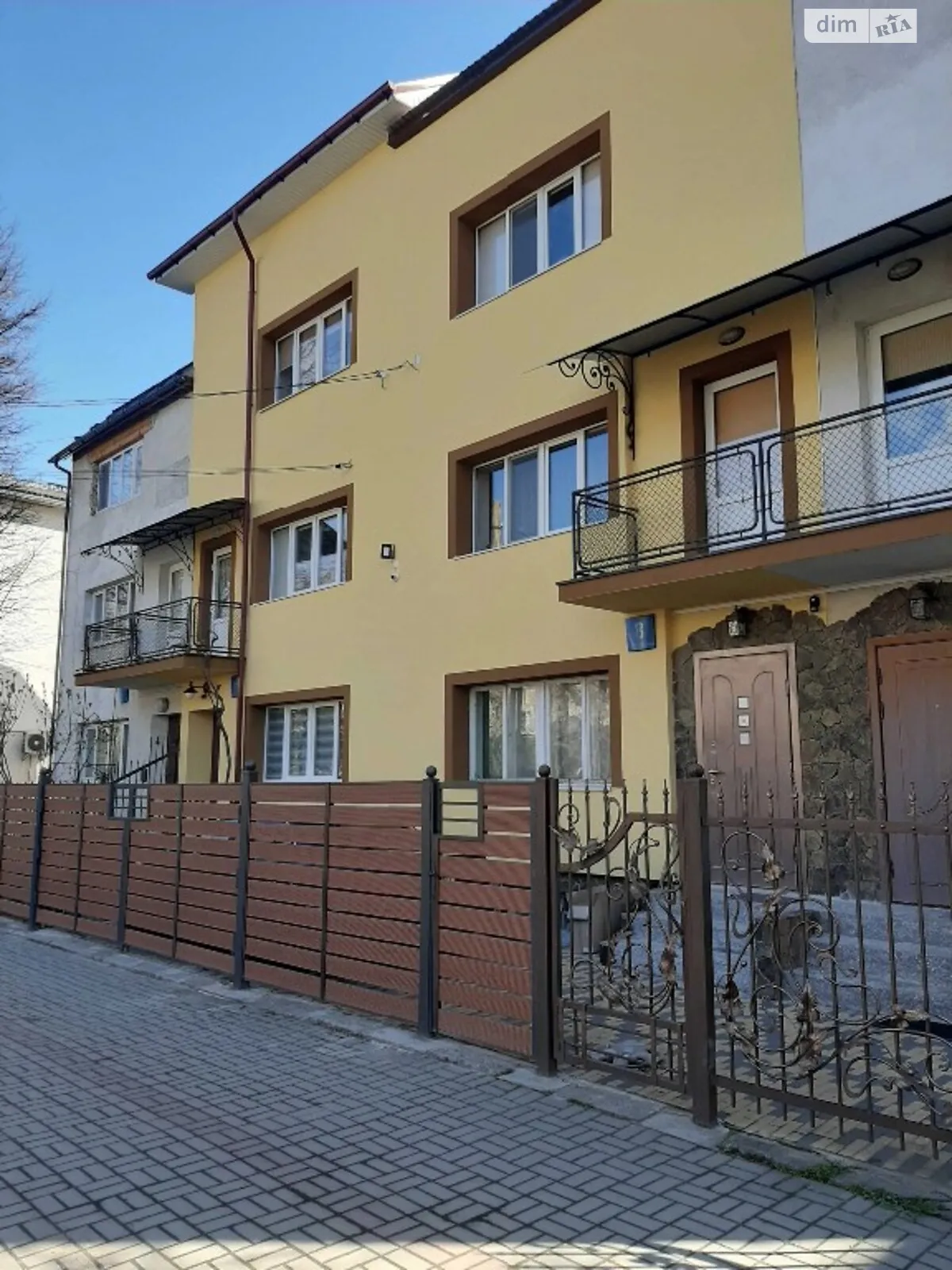 Продается дом на 3 этажа 88 кв. м с бассейном, цена: 92700 $ - фото 1