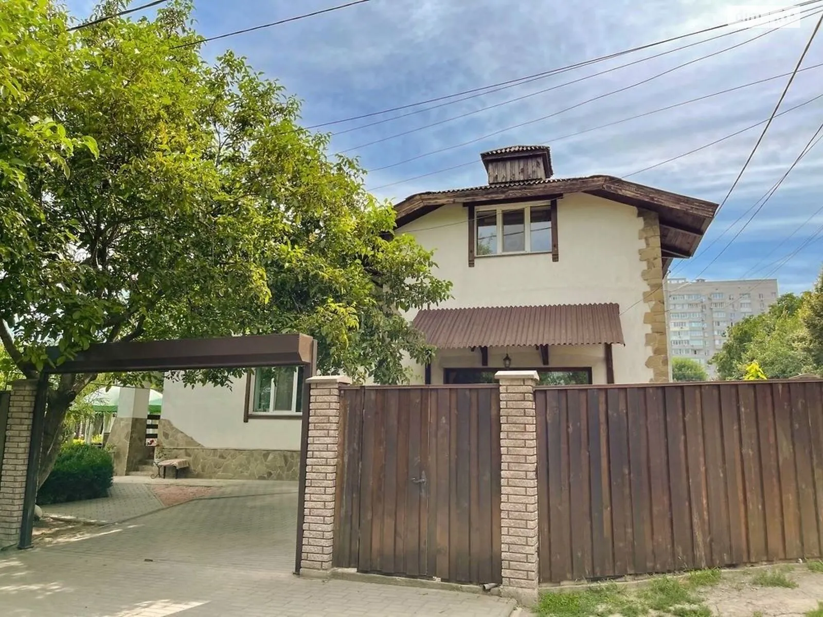 Продается дом на 2 этажа 245 кв. м с камином, цена: 207000 $ - фото 1