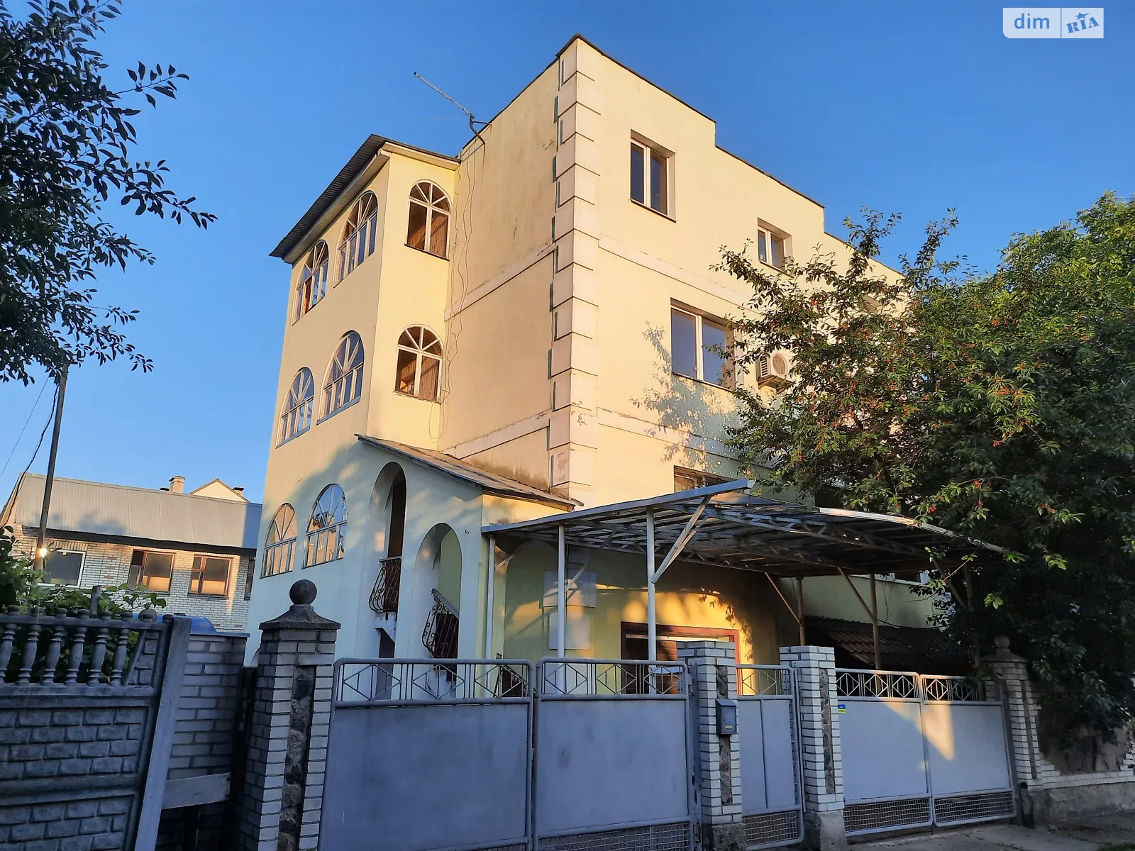 Продается дом на 2 этажа 305.1 кв. м с садом, цена: 162000 $ - фото 1