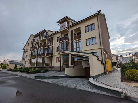 Продається 3-кімнатна квартира 107 кв. м у Запоріжжі, вул. Дніпровські пороги