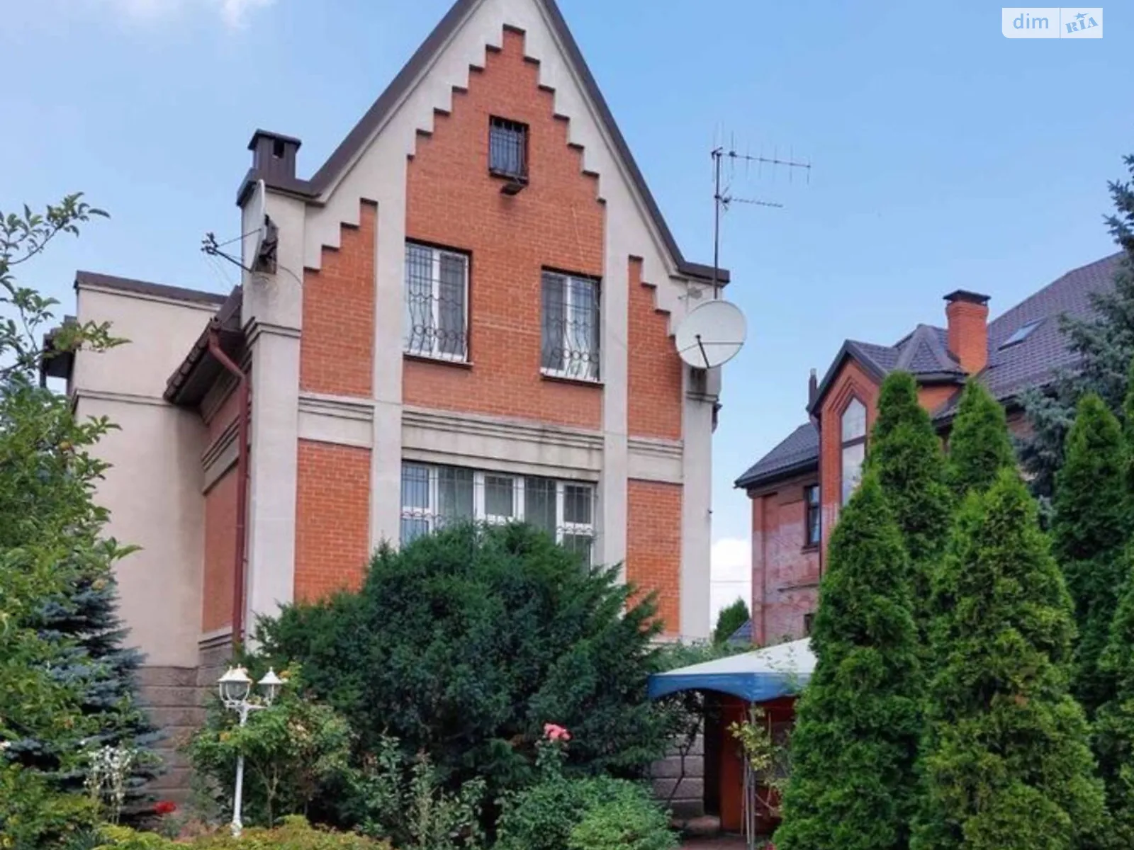 Продается дом на 3 этажа 215 кв. м с камином, цена: 360000 $