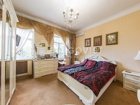 Продается 3-комнатная квартира 82.6 кв. м в Киеве, ул. Кирилловская