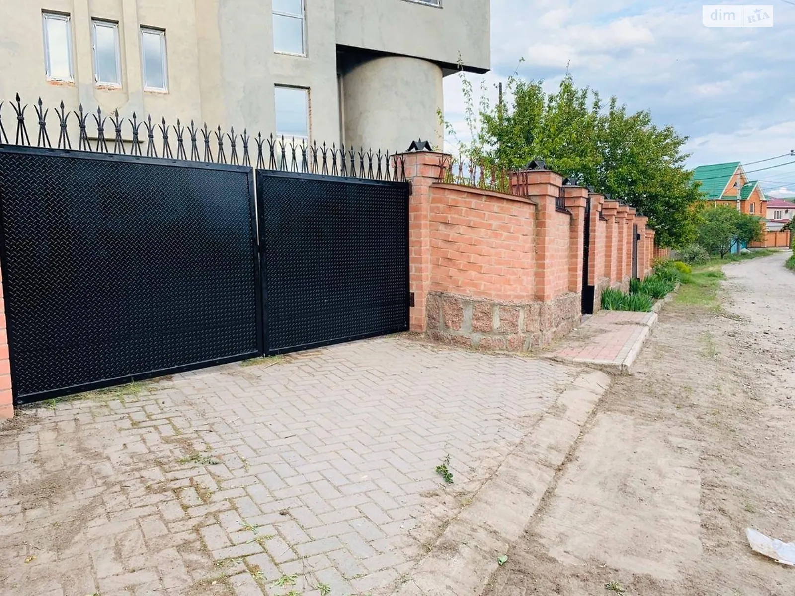 Продається будинок 3 поверховий 612 кв. м з гаражем, цена: 80000 $