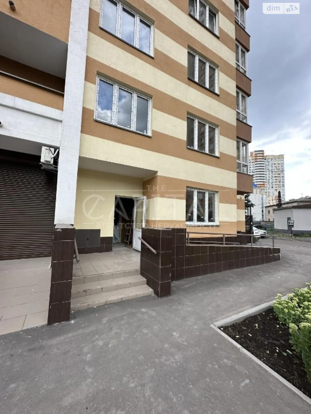 Сдается в аренду офис 72 кв. м в бизнес-центре, цена: 720 $ - фото 1