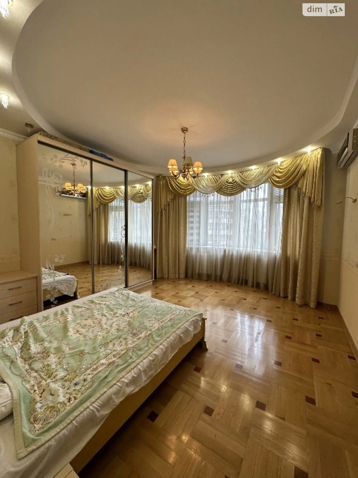 Продается 3-комнатная квартира 128 кв. м в Киеве, ул. Старонаводницкая, 6Б