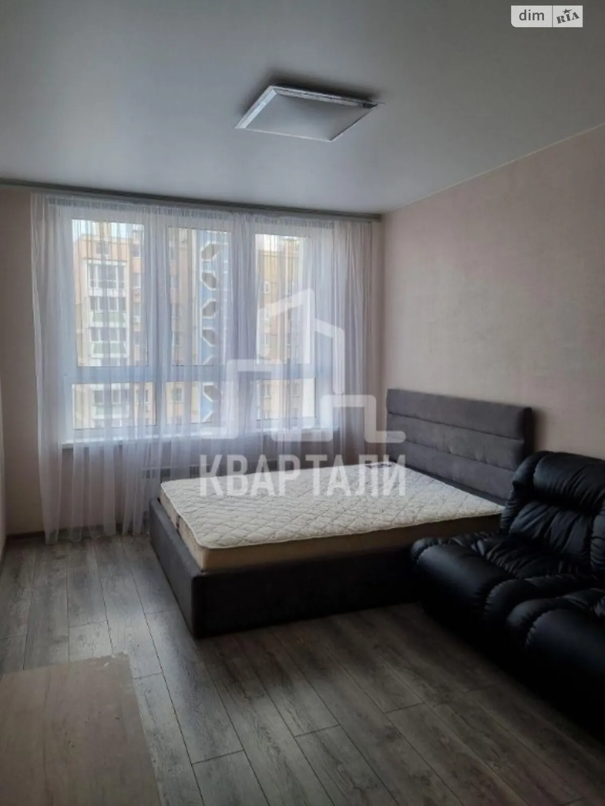 Продается 1-комнатная квартира 43 кв. м в Киеве, ул. Драгоманова, 10