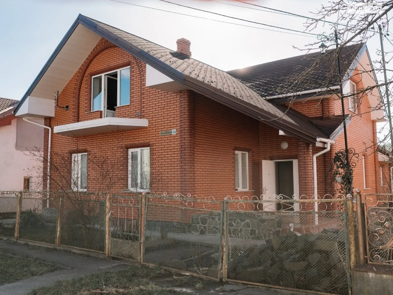 Продается дом на 2 этажа 215 кв. м с камином, цена: 125000 $