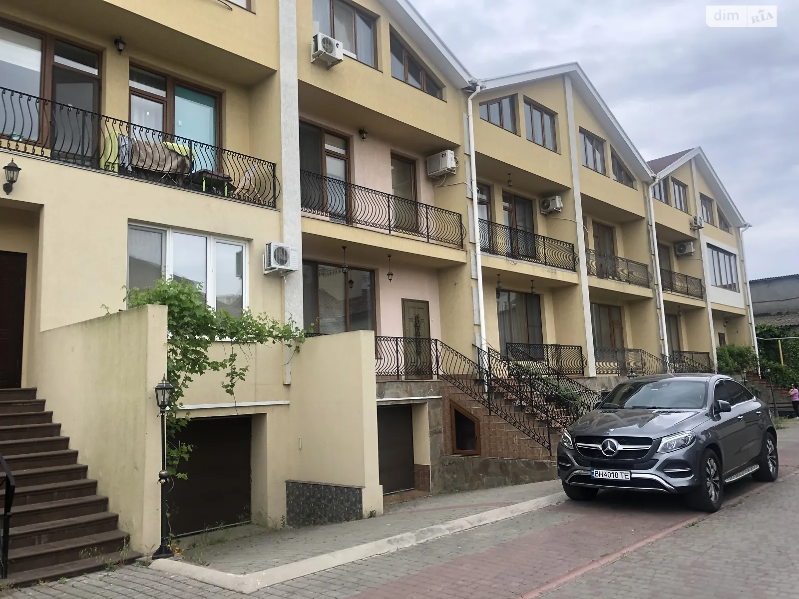 Продается 2-комнатная квартира 87.9 кв. м в Черноморске, ул. Радостная - фото 1
