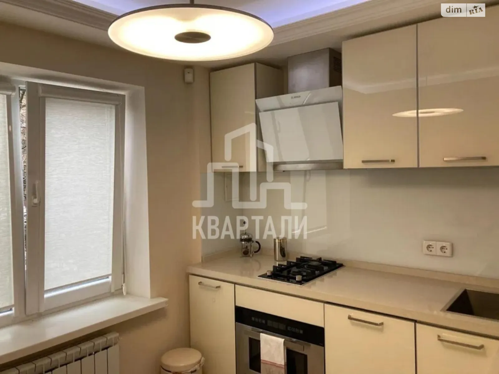 Продается 2-комнатная квартира 54 кв. м в Киеве, ул. Соломенская, 10