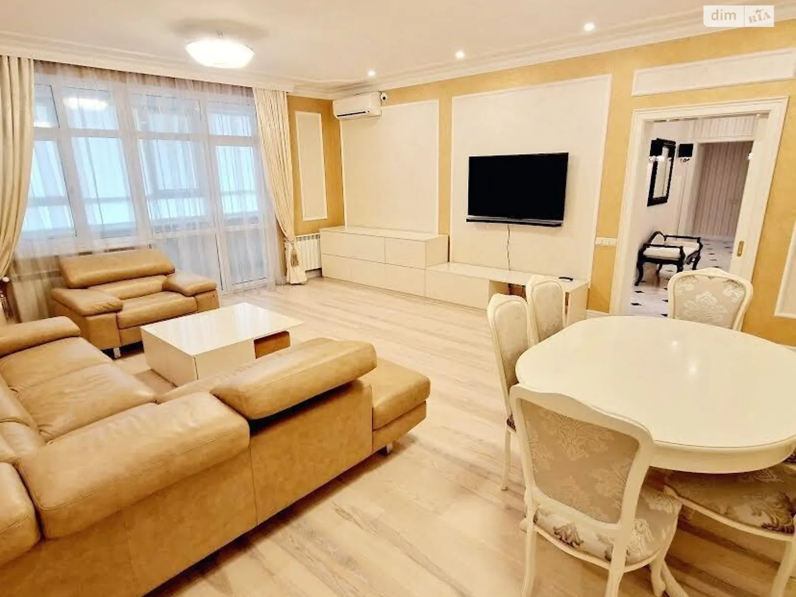 Продается 3-комнатная квартира 140 кв. м в Киеве, ул. Коновальца Евгения, 44А - фото 1