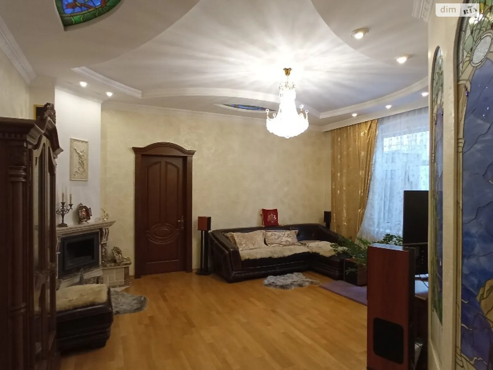 Продається 3-кімнатна квартира 142 кв. м у Чернівцях, цена: 185000 $