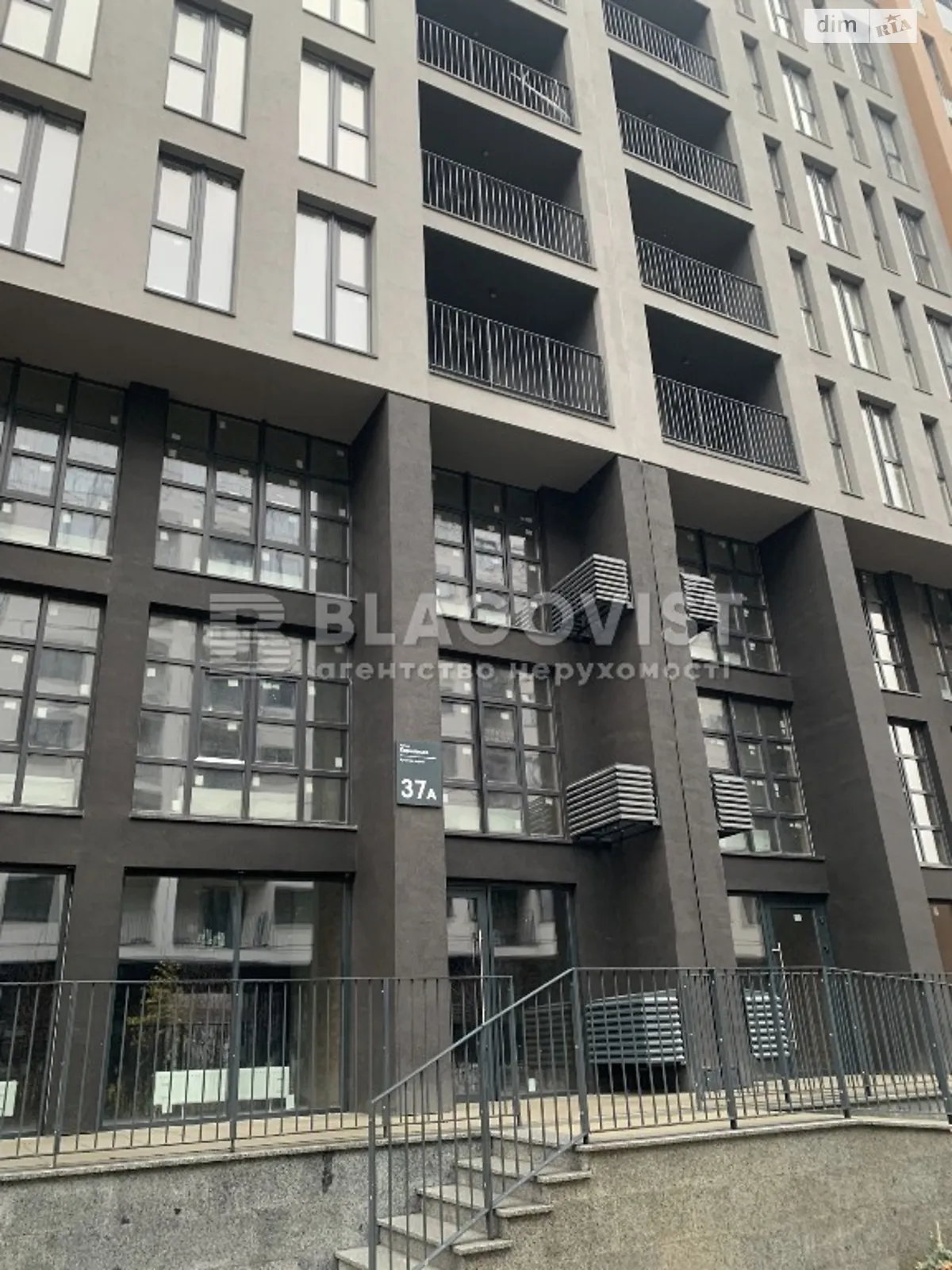 Продается 4-комнатная квартира 124 кв. м в Киеве, ул. Кирилловская, 37А