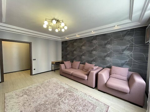 Сдается в аренду 2-комнатная квартира 76 кв. м в Ивано-Франковске, ул. Кисилевской А.