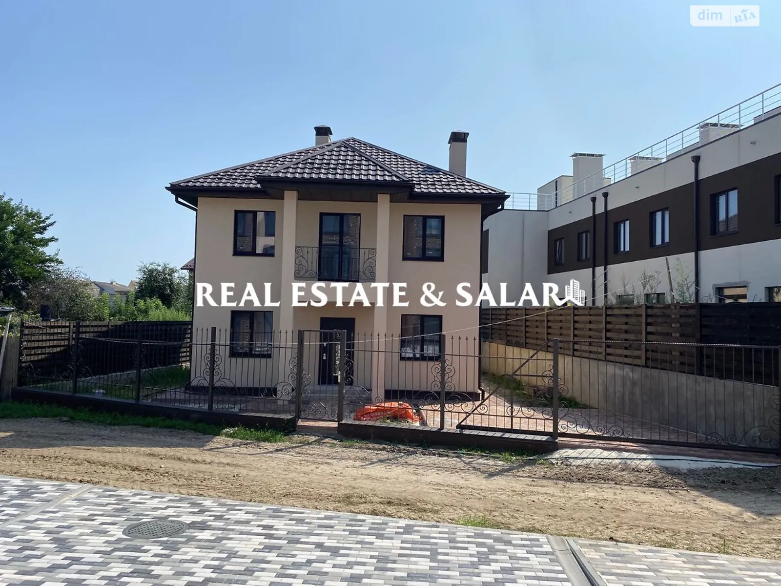 Продается дом на 2 этажа 150 кв. м с садом, цена: 165000 $ - фото 1