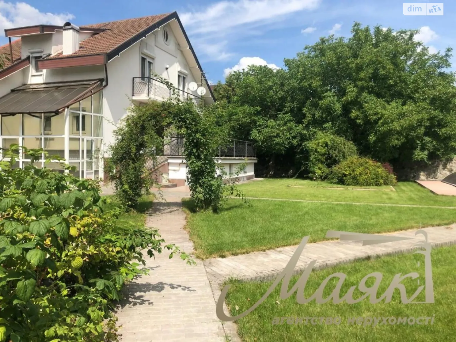 Здається в оренду будинок 3 поверховий 348 кв. м з каміном, цена: 1650 $