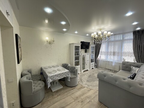 Продається 2-кімнатна квартира 43 кв. м у Одесі, вул. Басейна