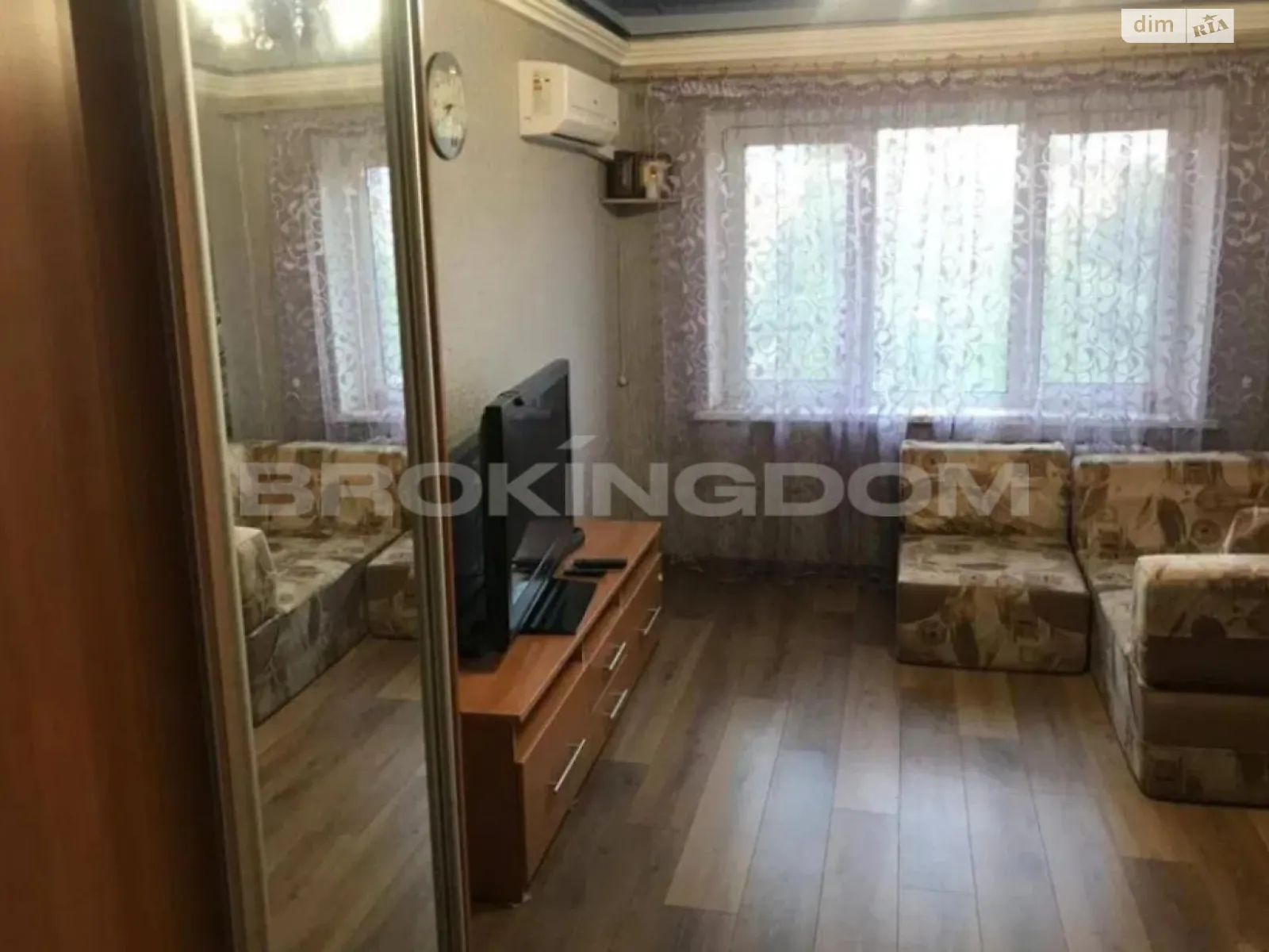 Продается 2-комнатная квартира 45 кв. м в Киеве, ул. Серожупанников(Валентина Серова), 34