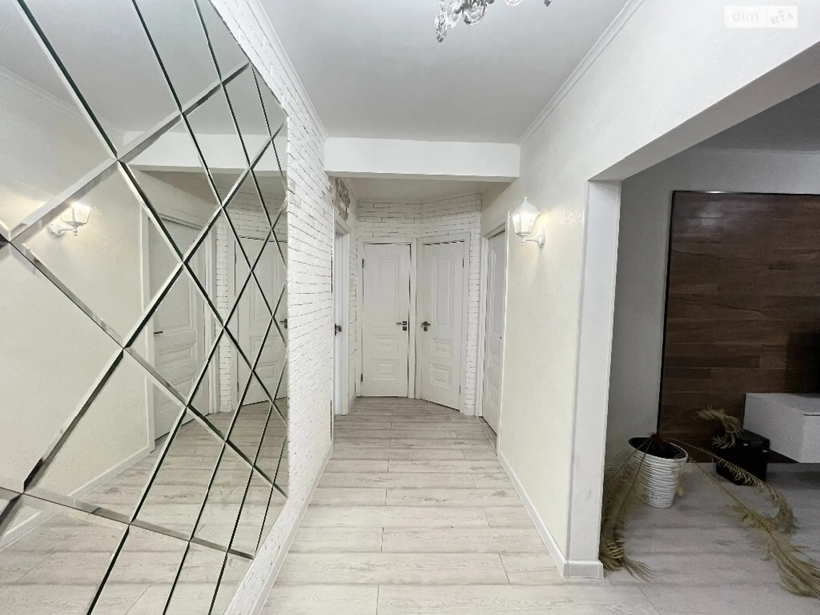 Продается 3-комнатная квартира 65.7 кв. м в Житомире, пл. Полевая - фото 1