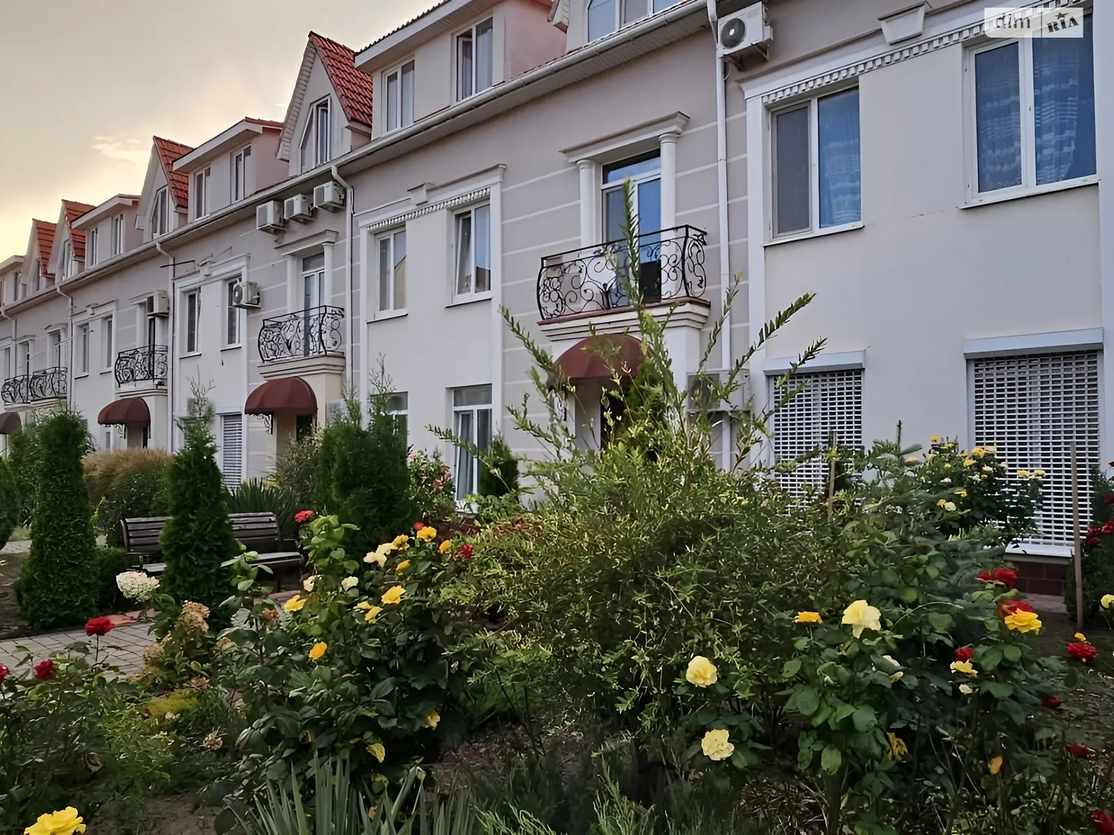 Продается 3-комнатная квартира 91.4 кв. м в Черноморске, цена: 74000 $ - фото 1