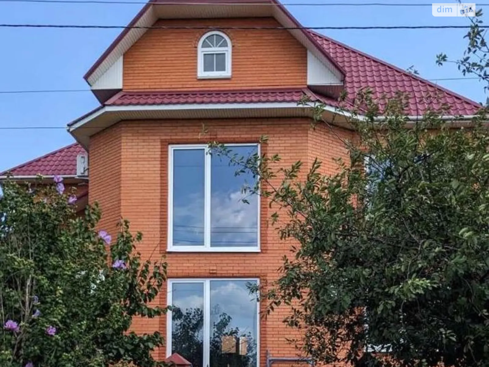 Продается дом на 3 этажа 450 кв. м с камином, цена: 320000 $