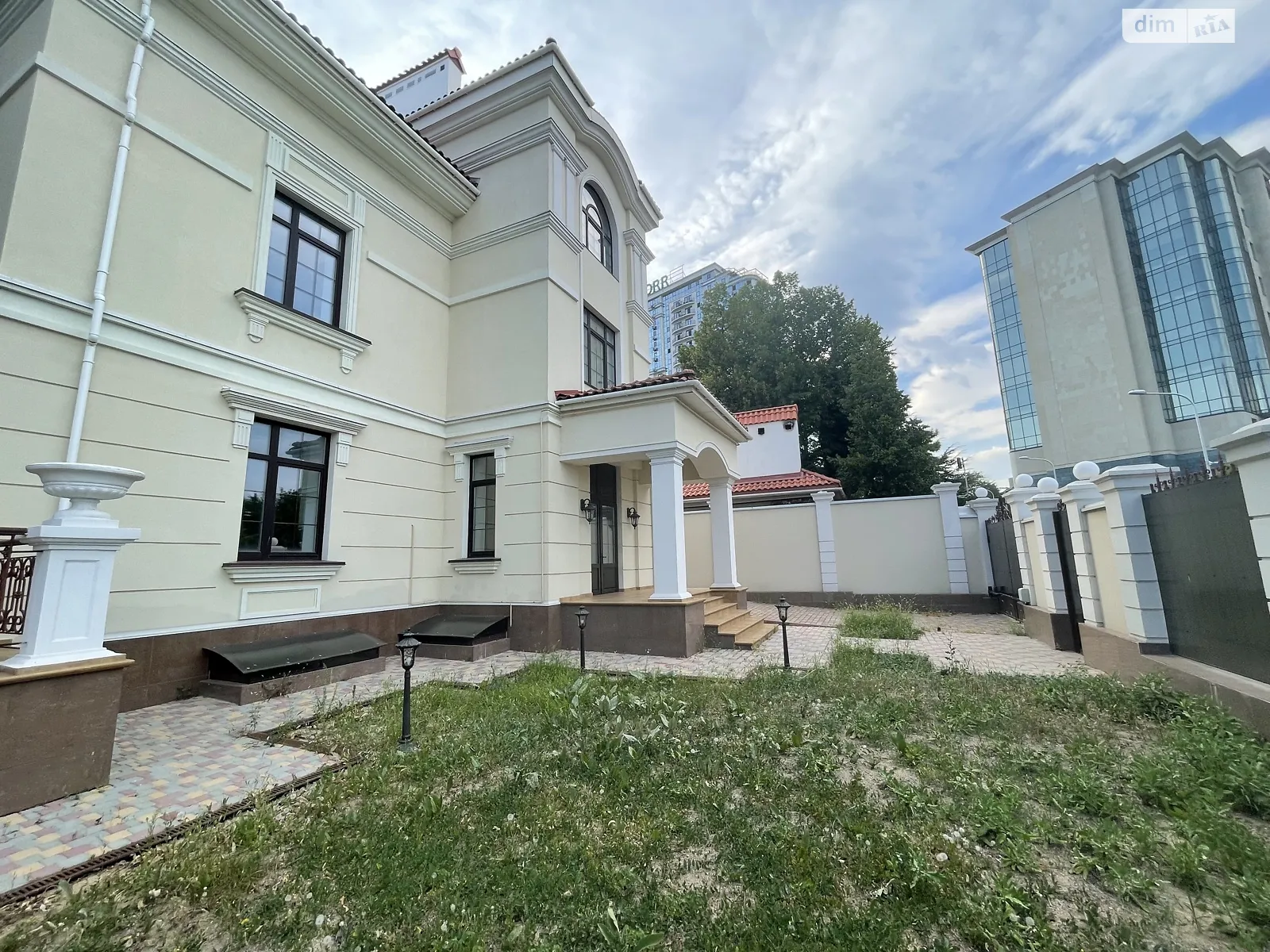 Продается дом на 3 этажа 622 кв. м с верандой, цена: 2700000 $ - фото 1