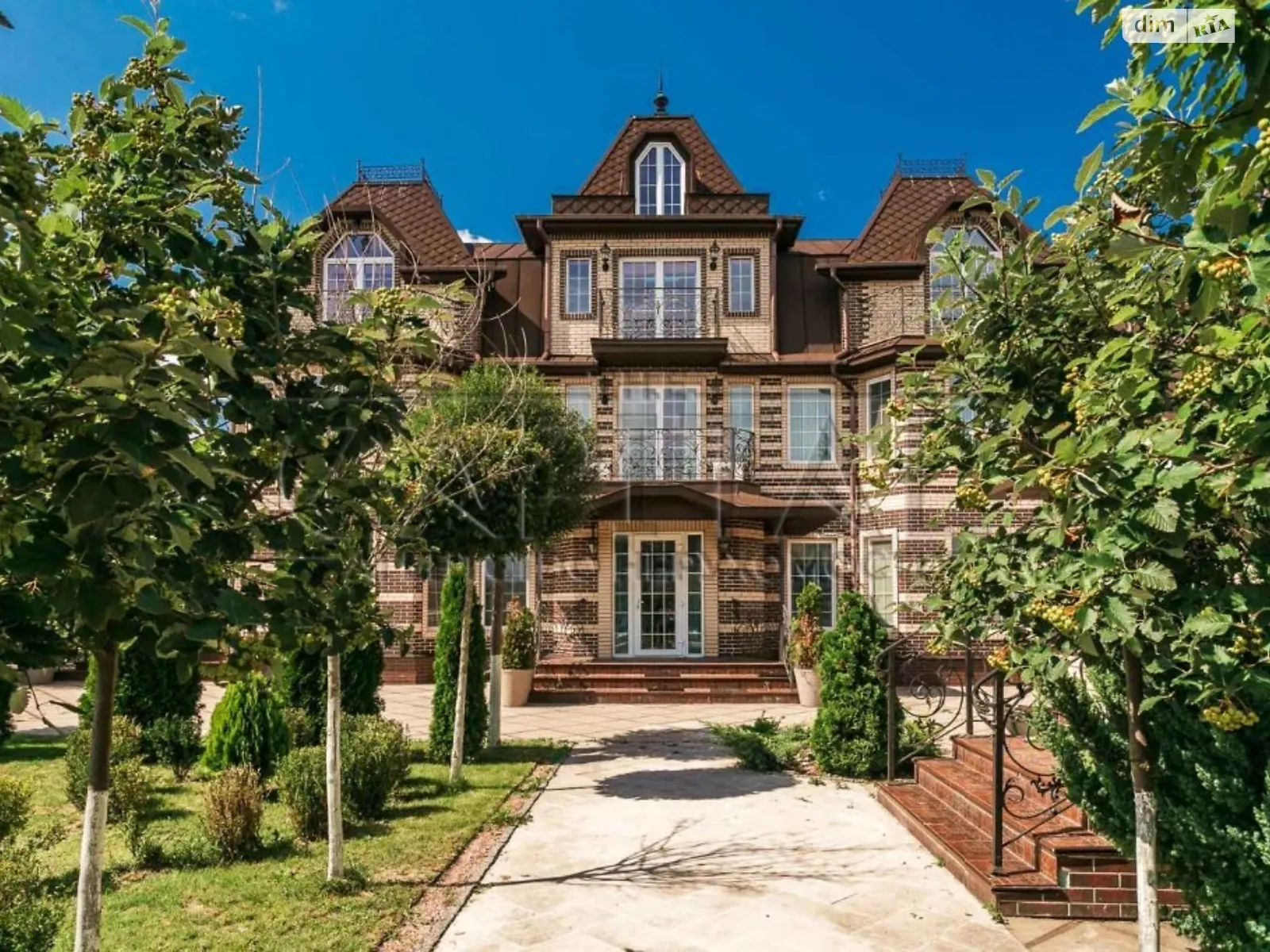 Сдается в аренду дом на 3 этажа 300 кв. м с балконом, цена: 5000 $ - фото 1