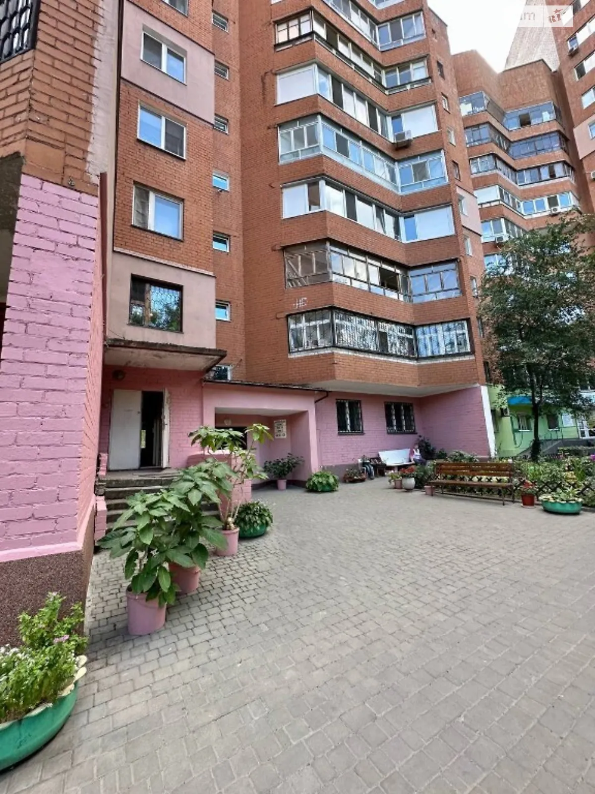 Продается офис 273 кв. м в бизнес-центре, цена: 115000 $ - фото 1