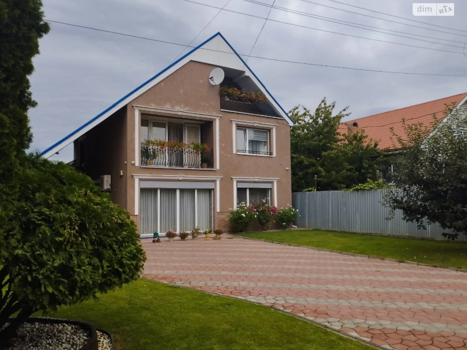 Продается дом на 3 этажа 160 кв. м с бассейном, цена: 260000 $ - фото 1