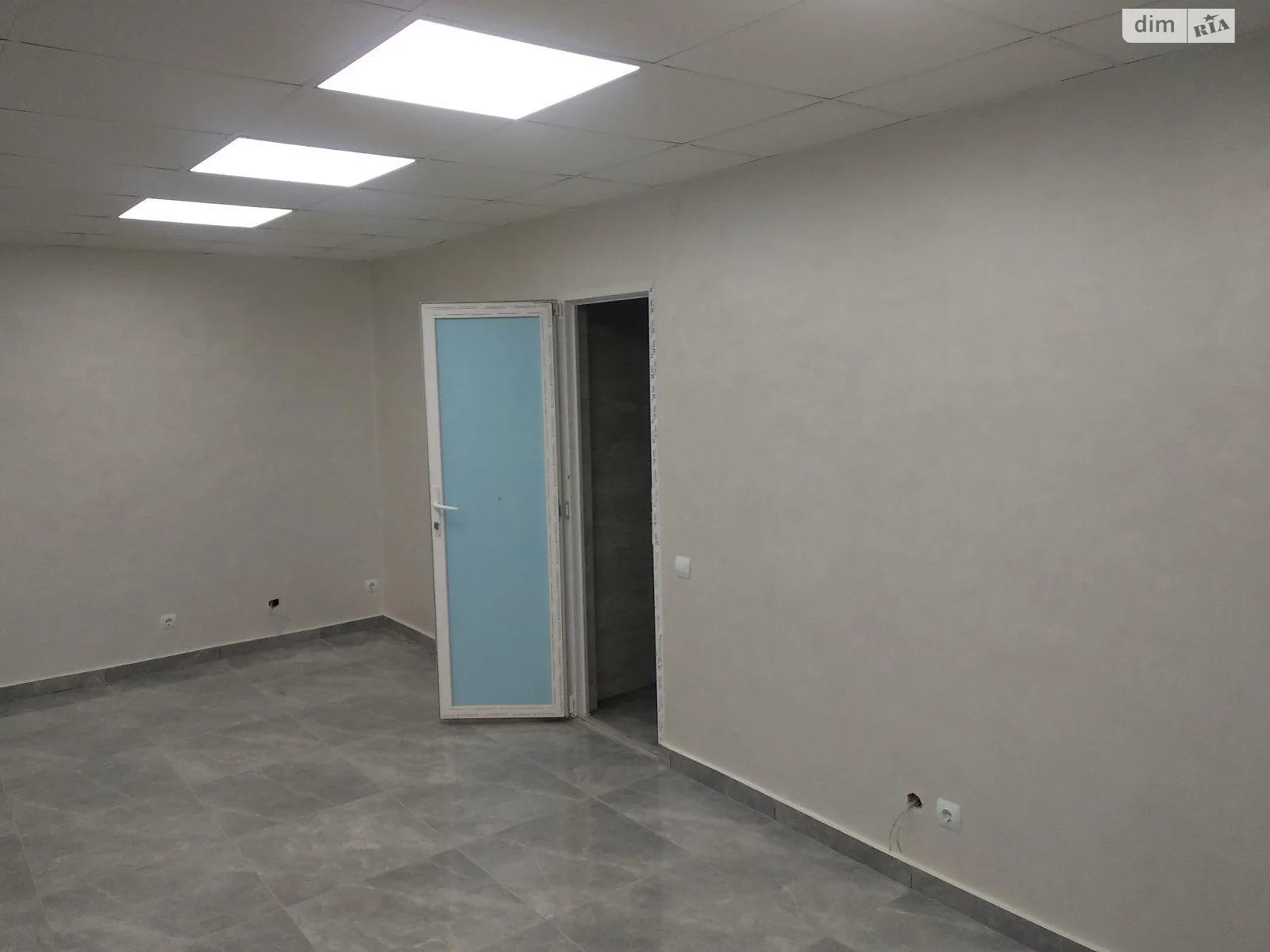 Сдается в аренду офис 34 кв. м в бизнес-центре, цена: 340 $ - фото 1