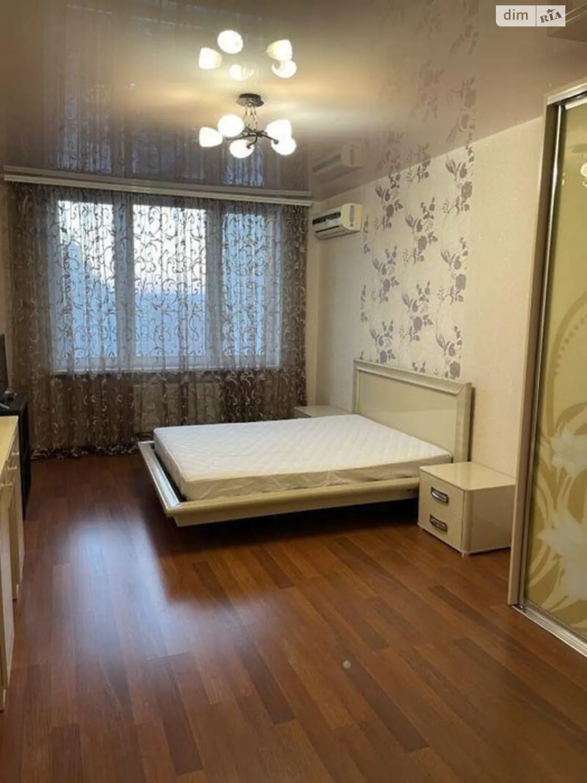 Продается 1-комнатная квартира 54 кв. м в Киеве, ул. Драгоманова, 4А