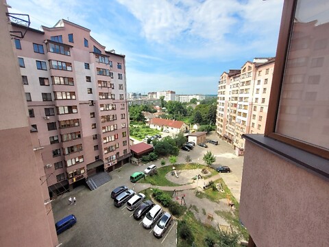 Продается 3-комнатная квартира 83 кв. м в Ивано-Франковске, ул. Пулюя И.