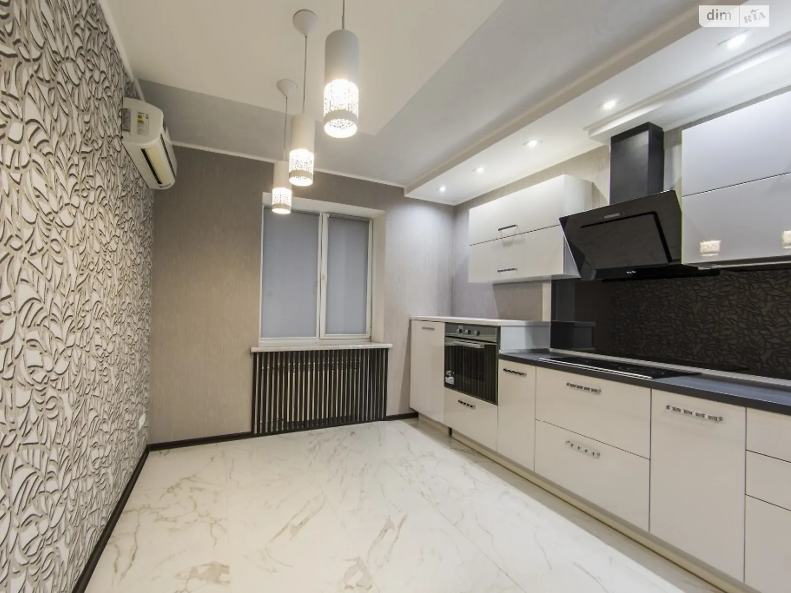Продается 3-комнатная квартира 110 кв. м в Киеве, ул. Анны Ахматовой, 43