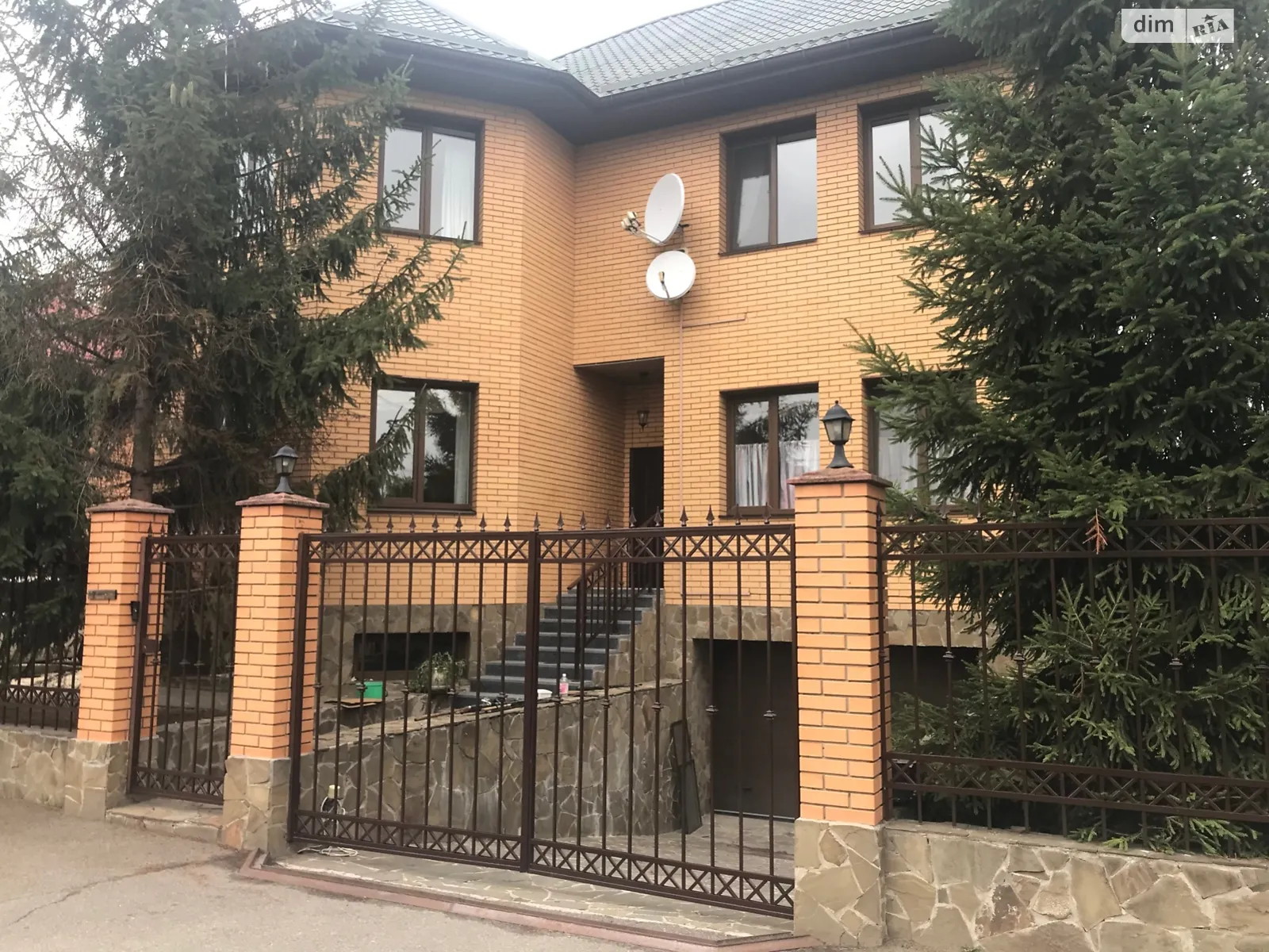 Сдается в аренду дом на 3 этажа 438 кв. м с балконом, цена: 3000 $ - фото 1