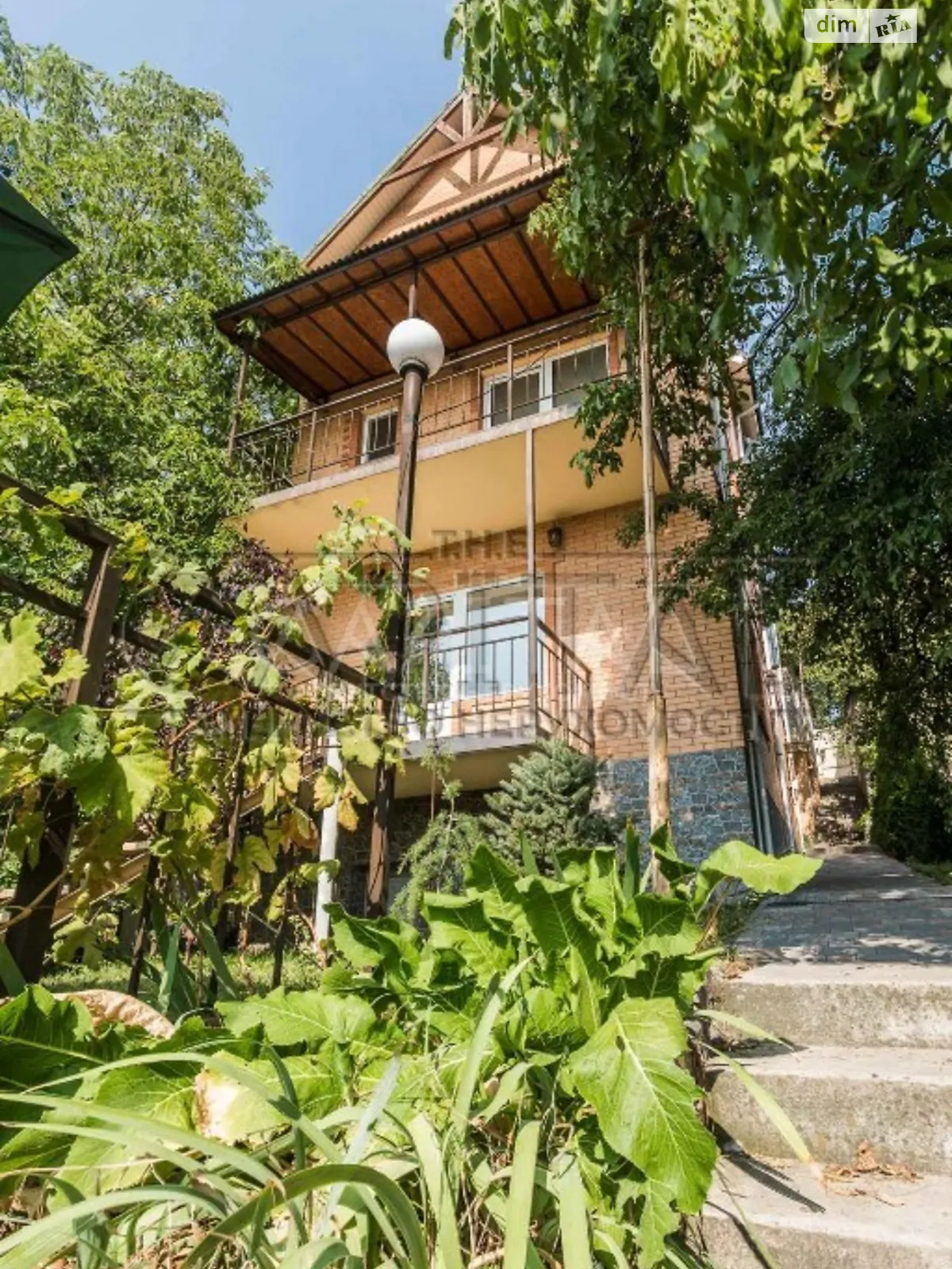 Сдается в аренду дом на 3 этажа 157 кв. м с камином, цена: 2700 $