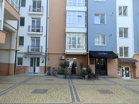 Продається 1-кімнатна квартира 63 кв. м у Івано-Франківську, вул. Мельника