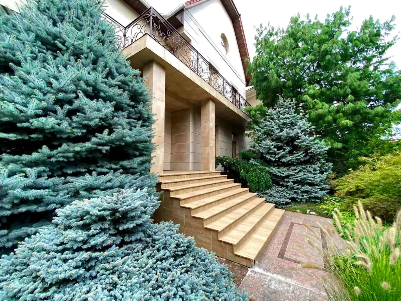 Продается дом на 2 этажа 680 кв. м с садом, цена: 2000000 $
