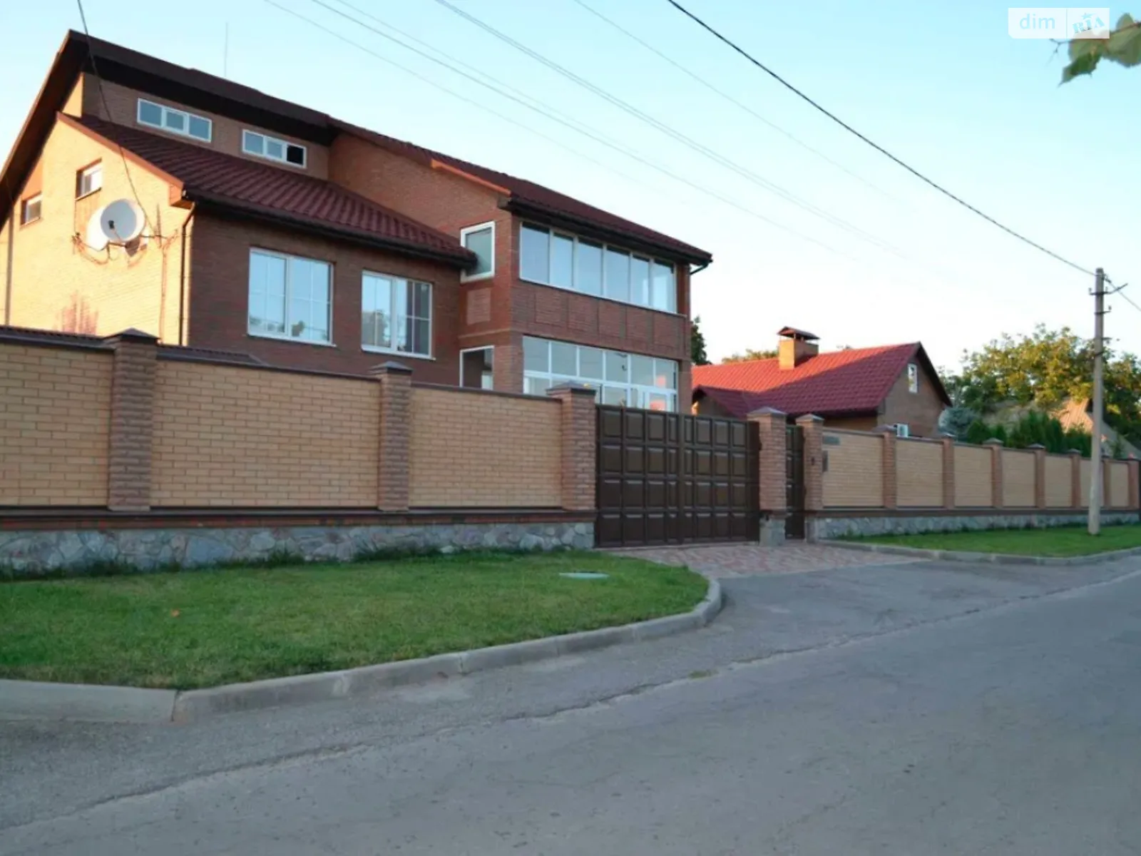 Продається будинок 3 поверховий 283 кв. м з каміном, цена: 280000 $