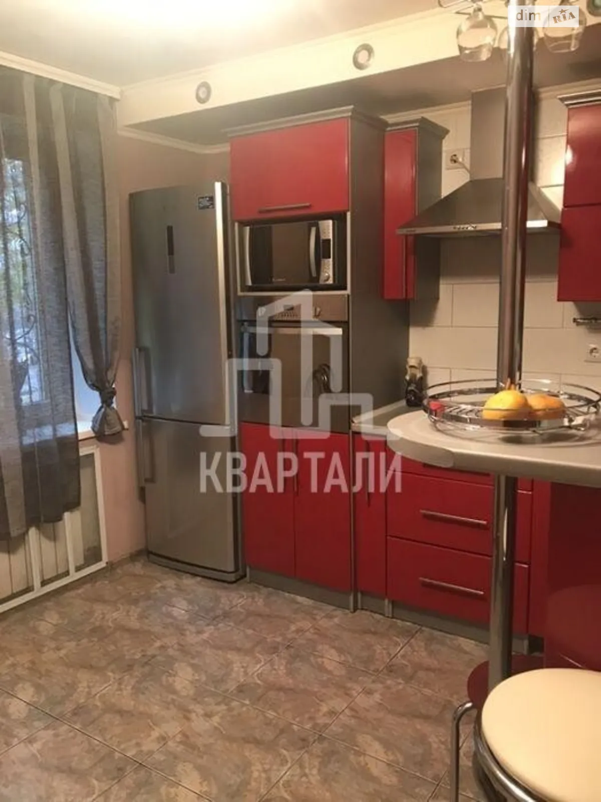 Продается 3-комнатная квартира 76 кв. м в Киеве, ул. Василия Стуса, 26