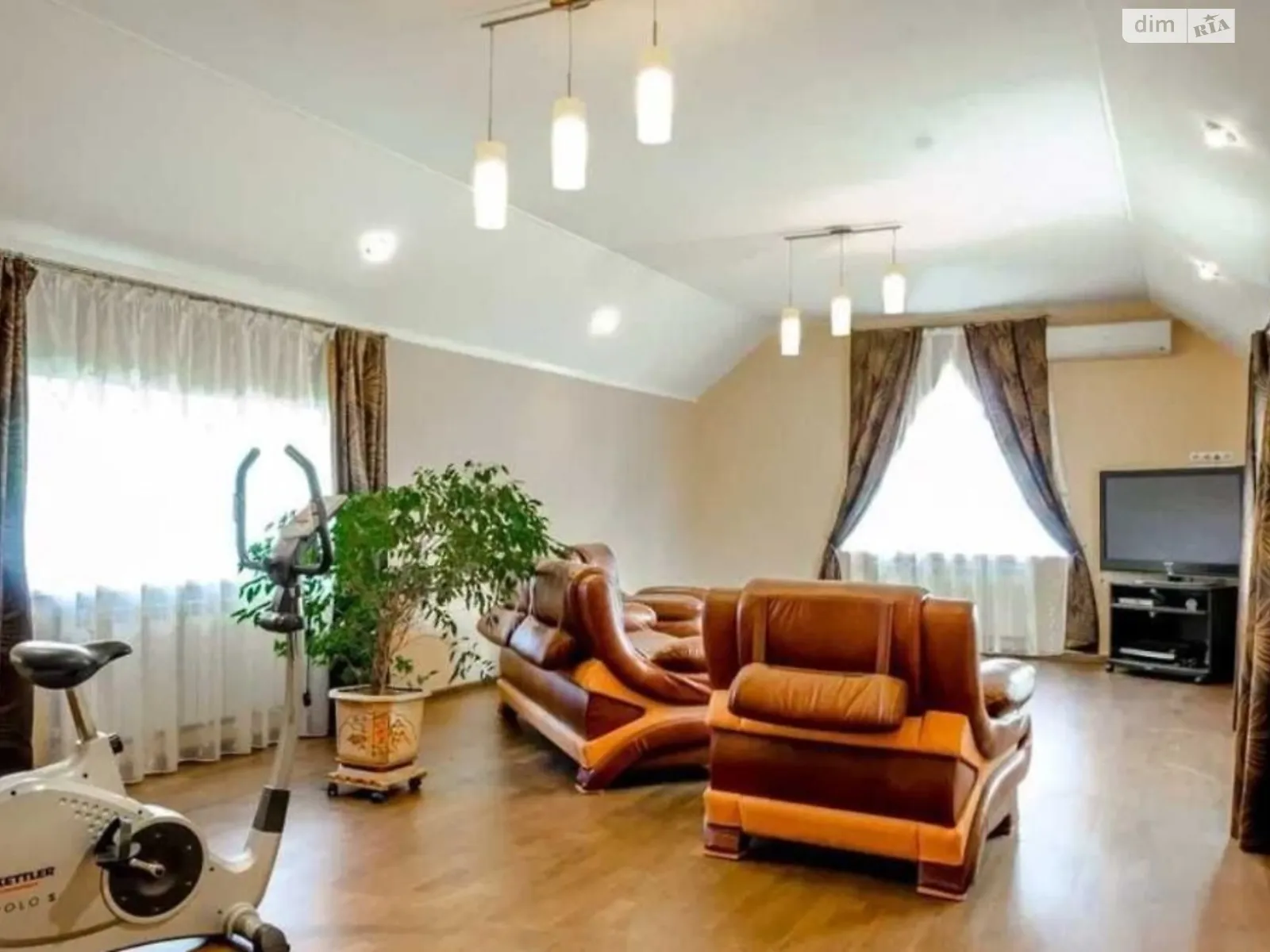 Сдается в аренду дом на 3 этажа 250 кв. м с камином, цена: 1250 $ - фото 1