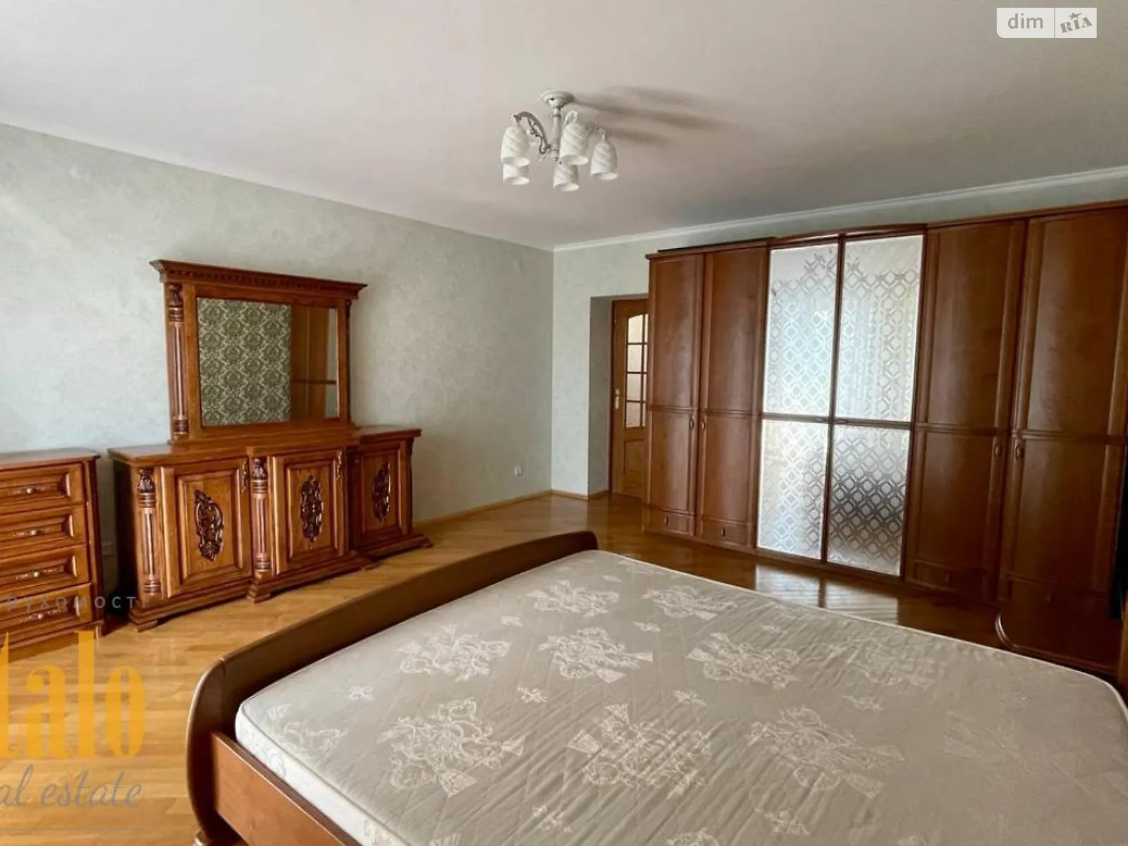 Продается 5-комнатная квартира 208 кв. м в Ивано-Франковске