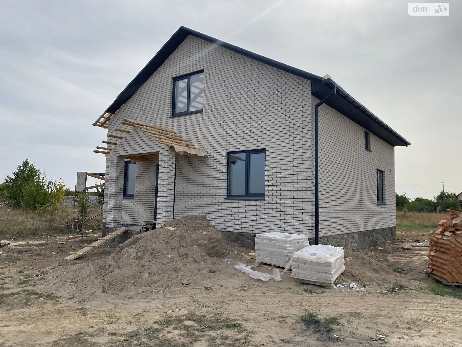 Продается дом на 2 этажа 110 кв. м с камином, цена: 80000 $ - фото 1
