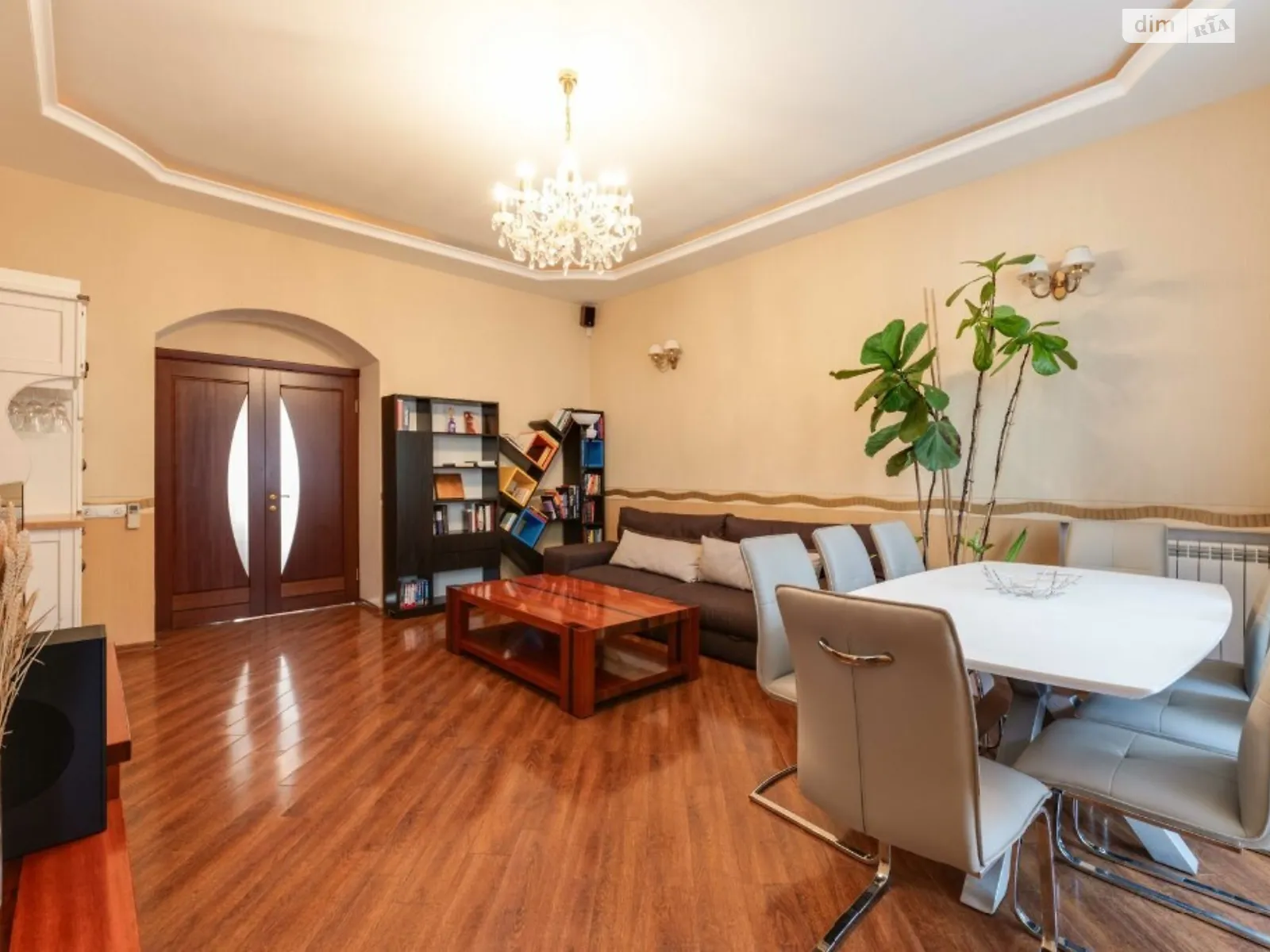 Продается 3-комнатная квартира 94 кв. м в Киеве, ул. Костельная, 10