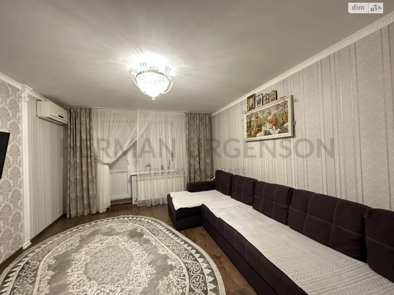 Продается 2-комнатная квартира 58 кв. м в Ужгороде, ул. Добрянского