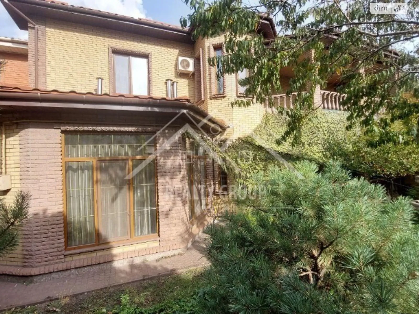 Продается дом на 2 этажа 280 кв. м с камином, цена: 370000 $