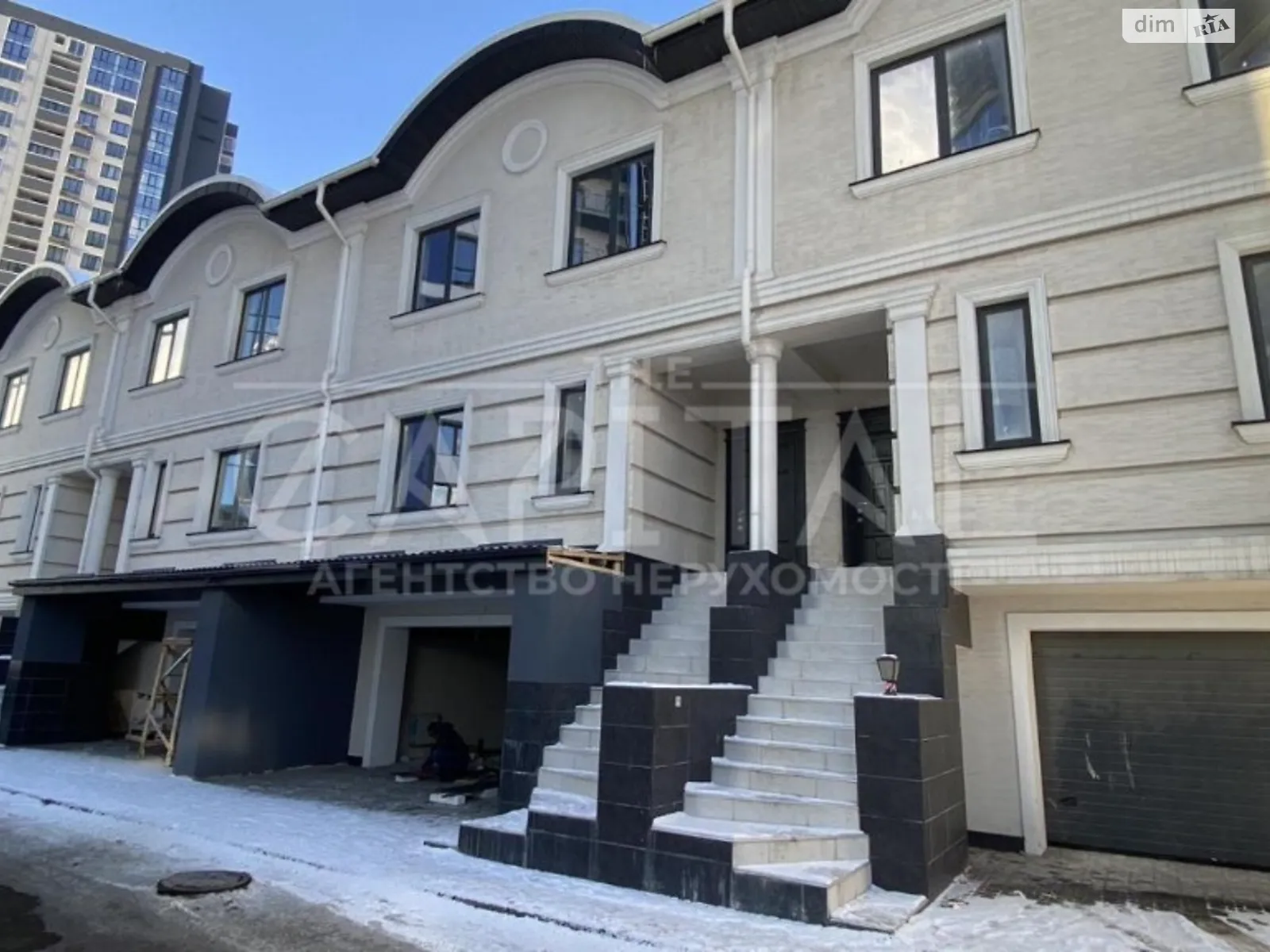 Сдается в аренду дом на 3 этажа 220 кв. м с балконом, цена: 2300 $ - фото 1